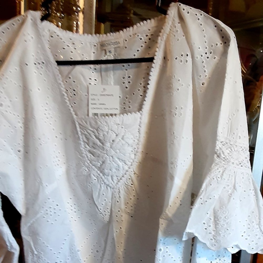 MODA POSA WHITE EYELET FRILLY TOP